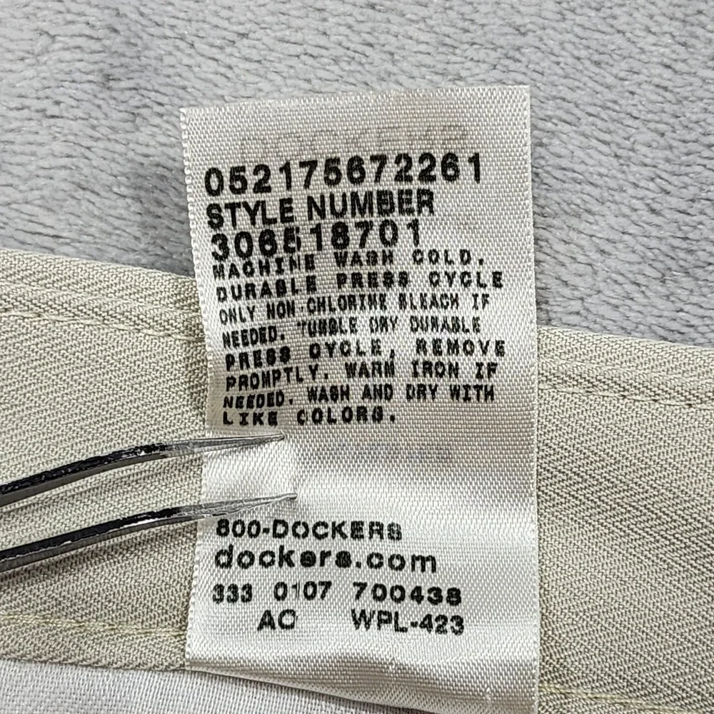 Dockers Golf Shorts Mens 36 Beige Pleated Microfiber Chino Relaxed 10 Inseam